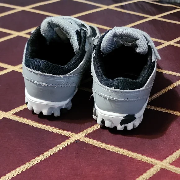Size 6 toddler shoes - Picture 3 of 5